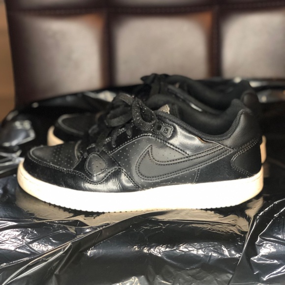 Black Nike Runners Athletic Shoes - Picture 4 of 6
